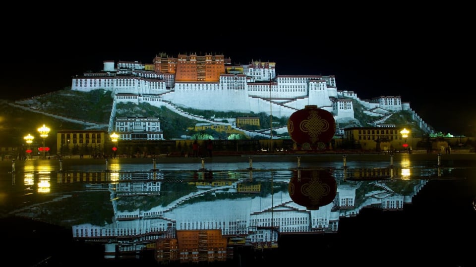 Potála - sídlo tibetských dalajlámů - noční nasvícený palác září do tmy